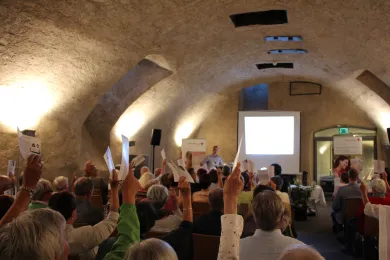 Die Mitglieder des SRK Kanton St.Gallen stimmen an der Mitgliederversammlung ab