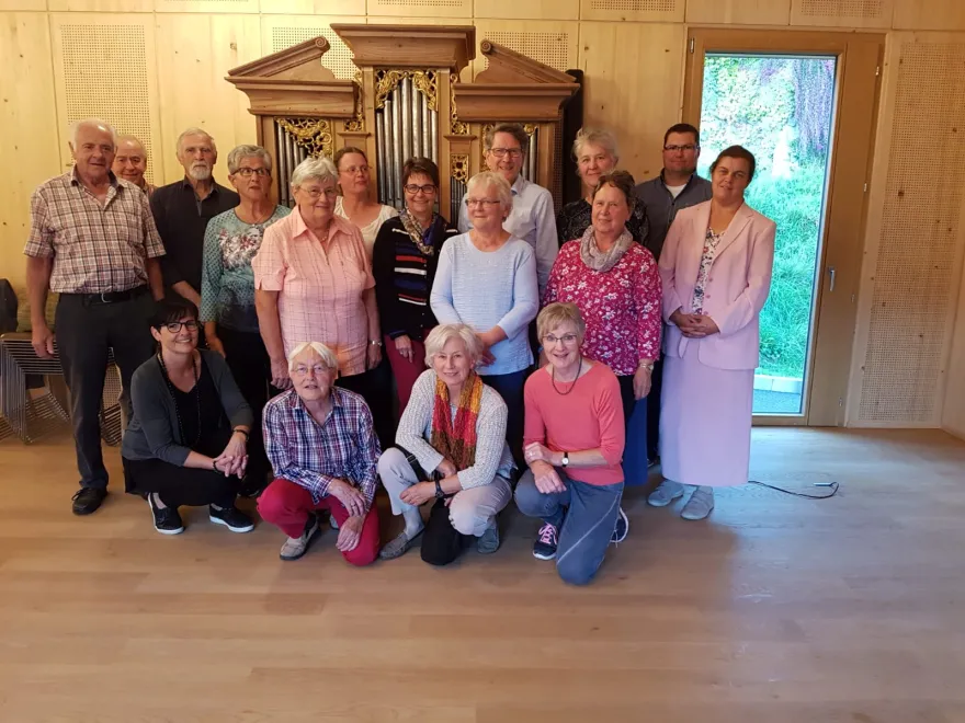 Die freiwilligen des Rotkreuz-Fahrdienstes treffen sich. 